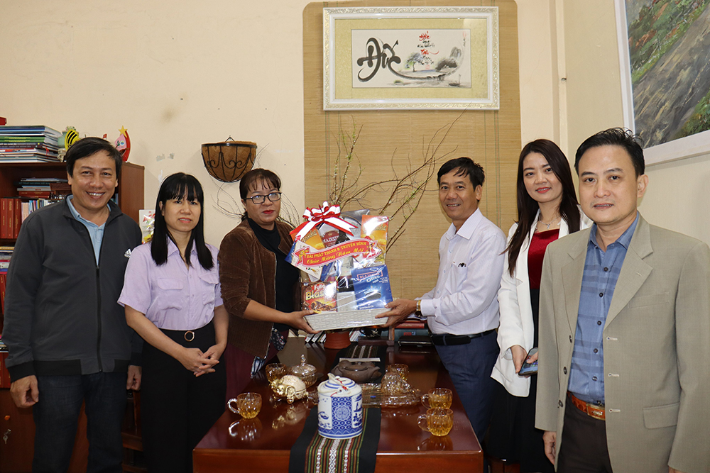 Các cơ quan, đơn vị thăm và chúc Tết Hội Văn học Nghệ thuật Đắk Lắk